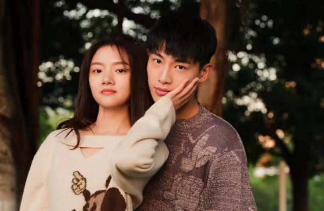 "异地恋"校园版海报,任敏辛云来青春浪漫,周雨彤李孝谦配一脸