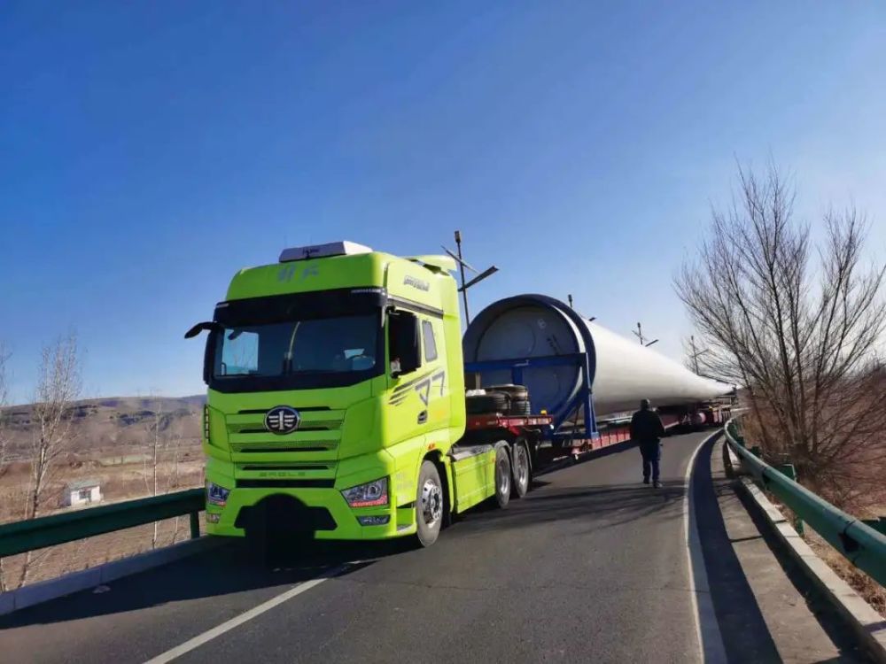 见过没85米超长大挂车因为太长卡在