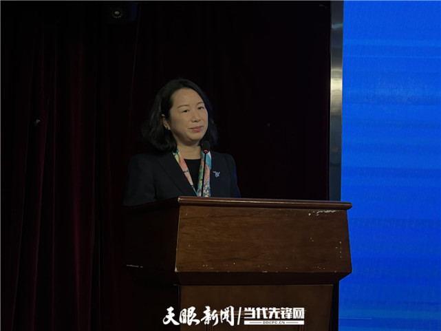 贵中医大二附院党委书记张敬杰宣布签约仪式开始并介绍出席领导