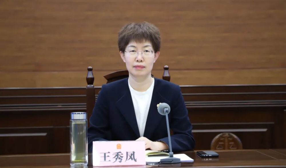 副市长王秀凤,市法院院长赵国滨,省法院环境资源审判庭庭长崔勇,市