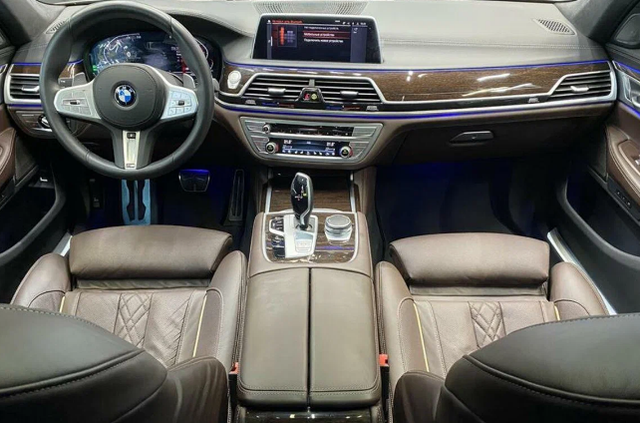 2023款宝马7系实车曝光,3.0t柴油,格栅又生变化,车主:太大了_腾讯新闻