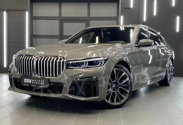 2023款宝马7系实车曝光,3.0t柴油,格栅又生变化,车主:太大了_腾讯新闻