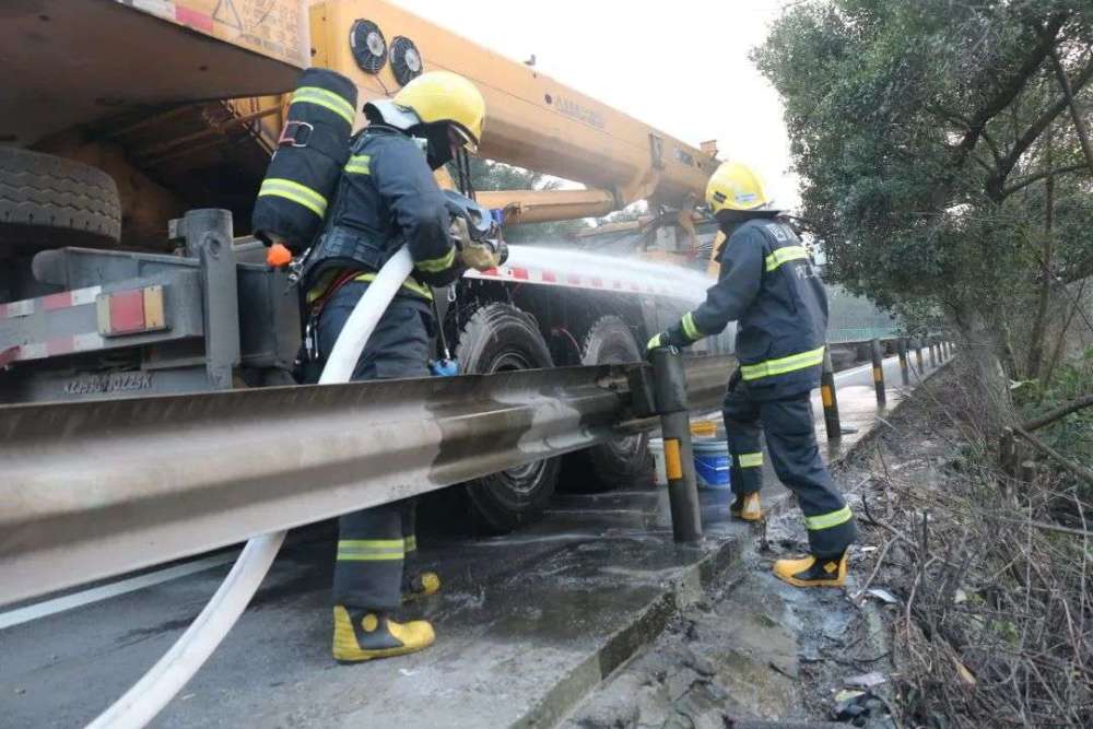 吊车高速路上起火内江消防紧急扑救