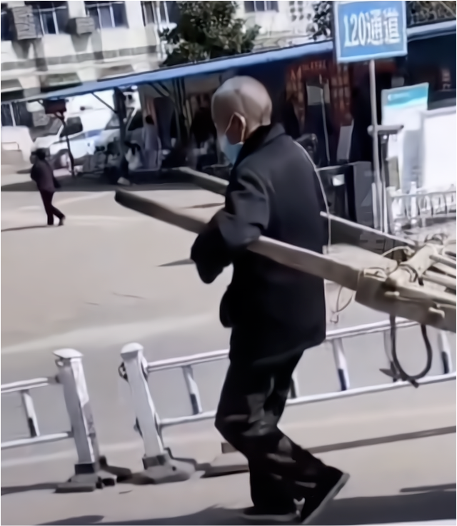 河南一白发老人徒步拉架子车带年轻人去医院让人泪目直呼心酸