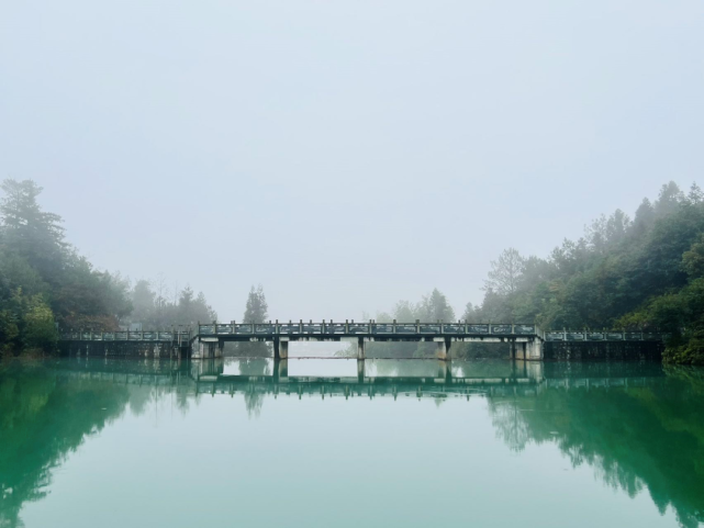 時時煙山雲水,繡錯雲屯,雨水豐沛,常年潤澤,空雲生木末,翠峰插岫間.