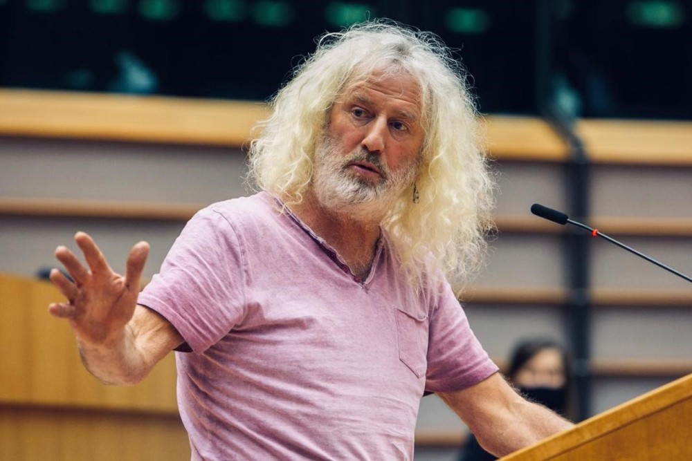 欧洲议会议员华莱士2月14日在推特账号上分享一段他在欧洲议会发言的