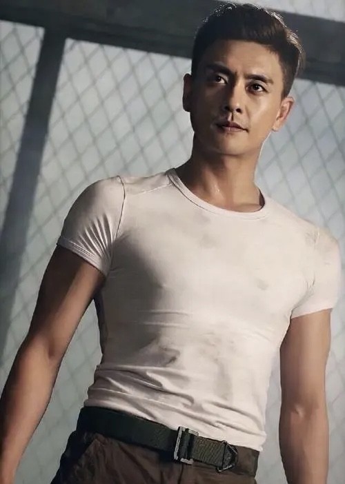 人鱼线的荷尔蒙,看得我热血沸腾;而现在看黄宗泽主演的《飞虎》系列