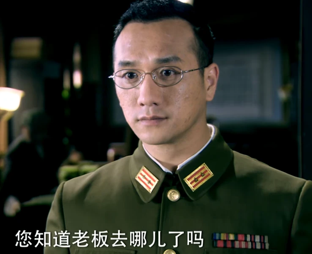 十年前的黄觉不得不说是一个美男子,秀气的五官,挺拔的身材,穿上军装