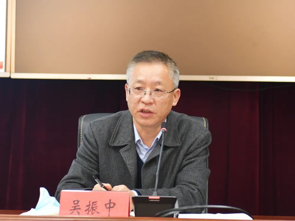 院党组成员,区派驻纪检监察组组长吴振中传达了关于违反作风建设"十条