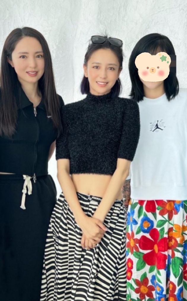 佟丽娅现身圈内闺蜜聚餐穿露脐装秀身材容光焕发蚂蚁腰太抢镜