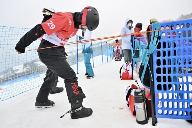 殘奧單板滑雪男子坡面迴轉:賽前花樣熱身