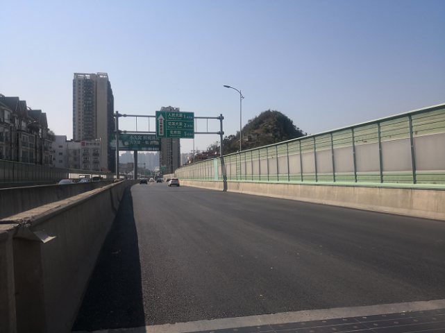 贵阳市中环路南段"坑"消路畅