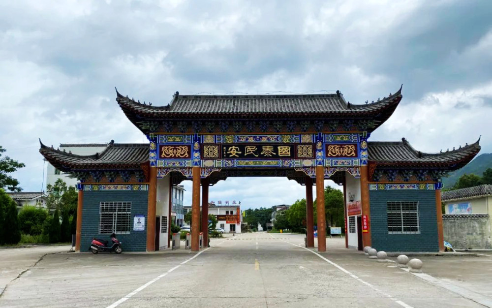 兴国通天岩覆笥山宝石仙境风景区等三僚风水文化景区 三僚村因其独树
