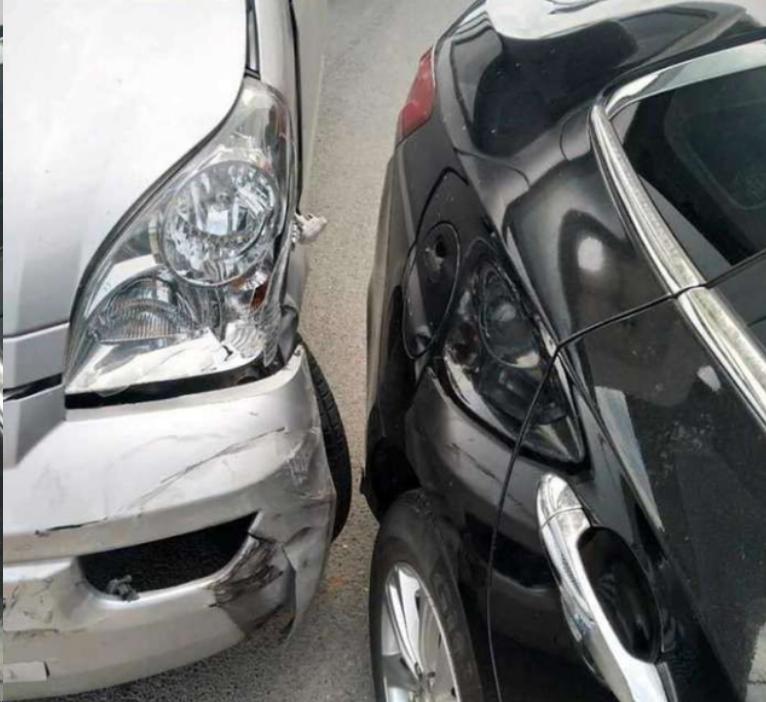 破面包车撞到800万劳斯莱斯车主一点不慌拿起手机打了个电话