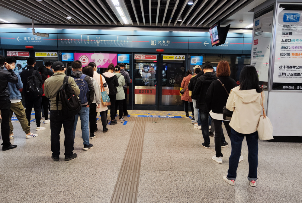 践行雷锋精神引领文明新风丨西安地铁排队日活动有序开展