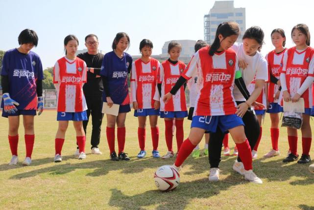 肖裕仪与学生们切磋球技  林蓁 摄面对一群热爱足球,热爱体育的女