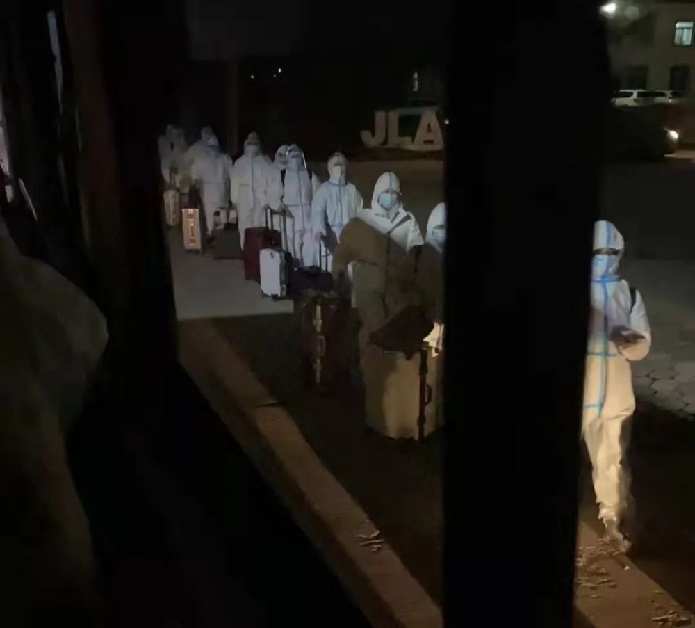吉林农业科技学院部分宿舍“全阳”，有学生转移前在户外等待一夜零基础怎么学短视频制作