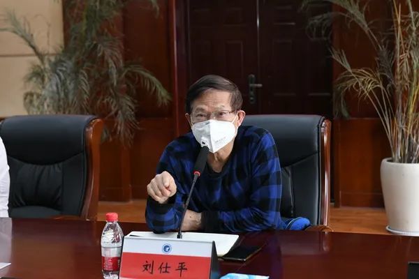 刘仕平助理就做好线上教学准备工作,以及全面排查硬件,网络,全力做好