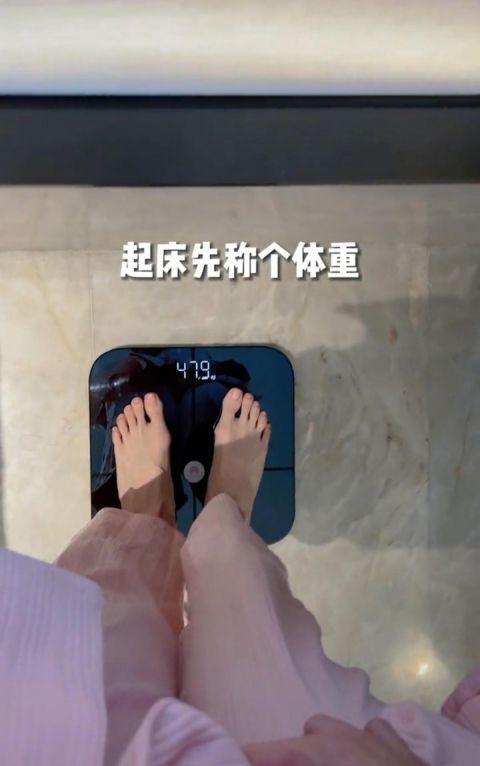 倪虹洁晒视频记录自己一天的日常自曝体重96斤午饭仅吃一碗鸡蛋羹