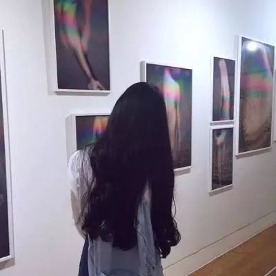 女生伤感背影头像:冷淡风,在努力忘记你