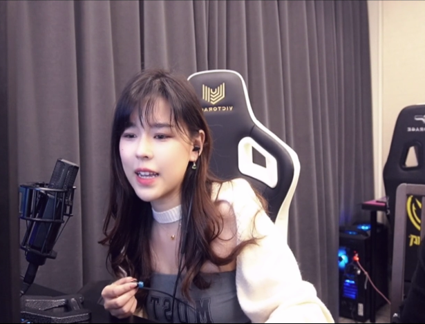 沫子首秀秒变虎牙车神韦神老婆亲自送礼直播间遭超管封两次