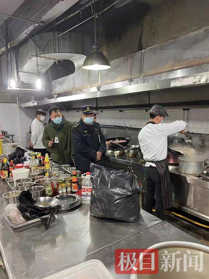 "3月10日,在东湖风景区鲁磨路茅屋岭工贸学院临街一餐厅,城管执法队员