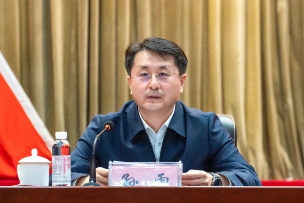 孙雨受省委组织部和市委书记李强的委托,宣布省市委关于鲅鱼圈区党政