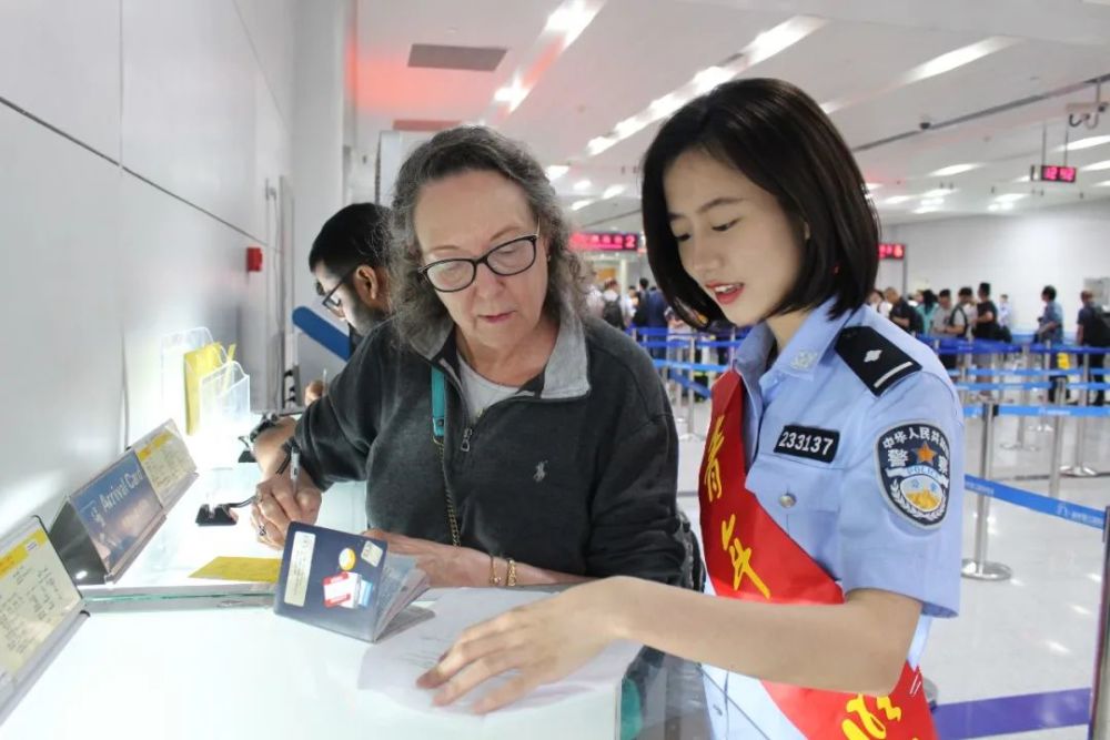 一朵蓬勃绽放的"边检小花"_腾讯新闻