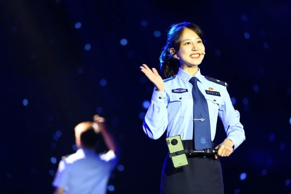 一朵蓬勃绽放的"边检小花"_腾讯新闻