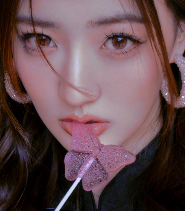 27岁徐璐晒辣妹写真穿小吊带跪坐在草坪上吃棒棒糖嘴唇粉嘟嘟