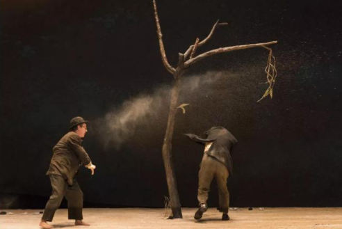 啃萝卜,乃至上吊当成娱乐方式,荒诞之余又无比真实,把人类的整活天性