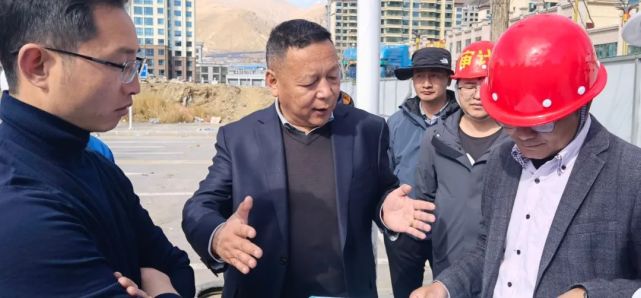 米玛次仁一行先后前往滨河路经开段(团结路-格桑路)项目,堆龙新城市政