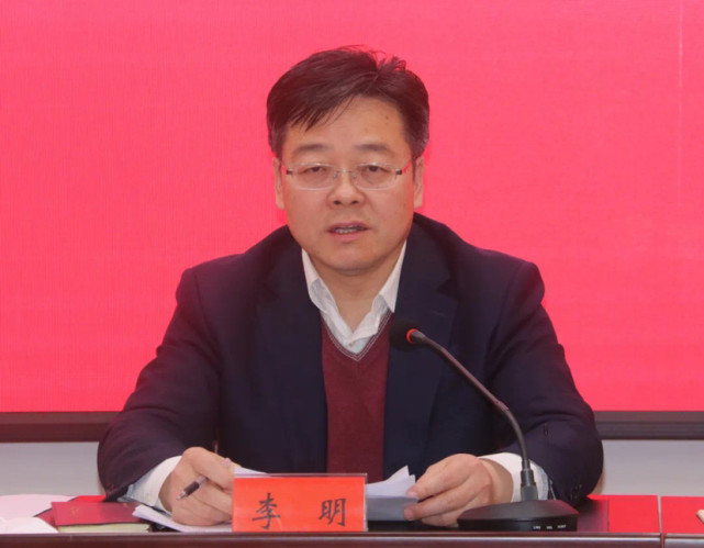 会上,市教育局党组成员,副局长杨立德通报了近期疫情防控工作情况;市