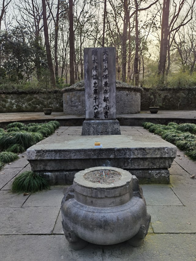 陷害于谦的元凶有三人石亨,曹吉祥,徐有贞.