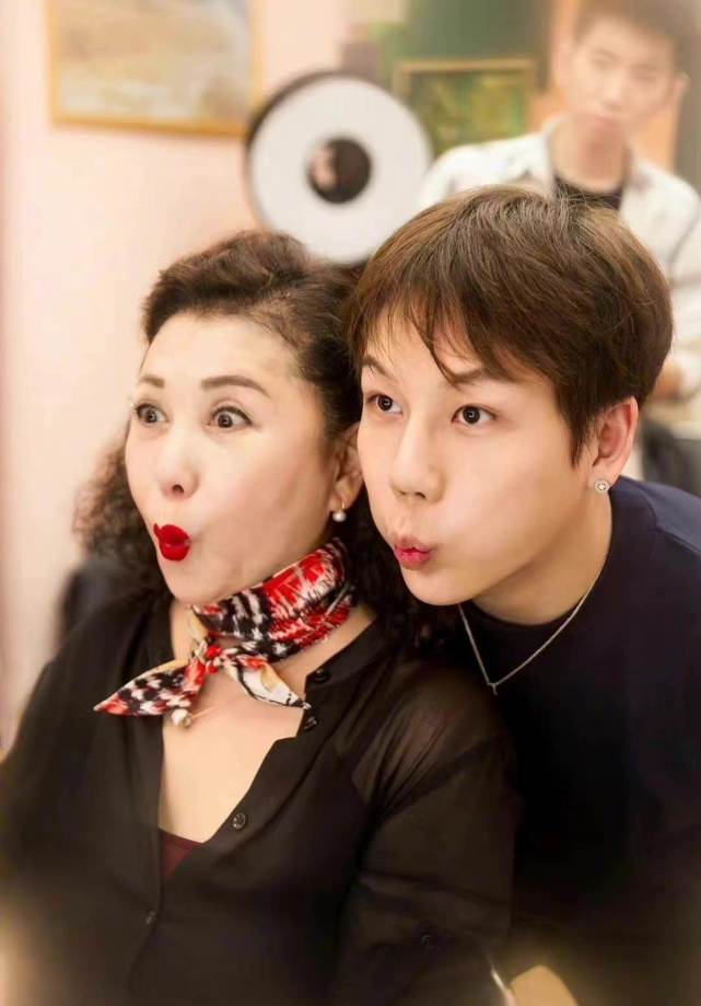 刘维还晒出和妈妈的合影,照片中的两人一起做鬼脸,母子俩同框搞怪的