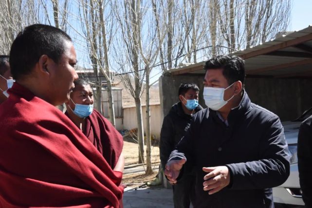 张延清在萨迦县督导寺庙维护稳定工作