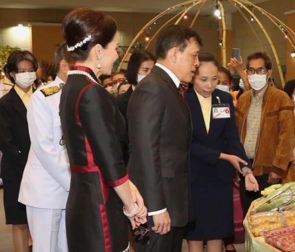 44岁苏提达玩浪漫炫耀泰王送的草莓手链比古董王冠都有意义