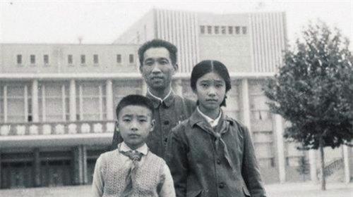1990年，主持人康辉高考分数超过北大，却被顶替，靠父亲重获资格老式溜肝尖的做法