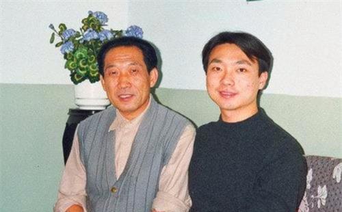 1990年，主持人康辉高考分数超过北大，却被顶替，靠父亲重获资格老式溜肝尖的做法