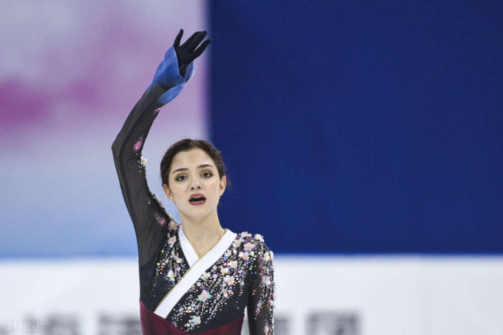 梅德韦杰娃名声两极分化倒追羽生结弦为他与11年恩师决裂