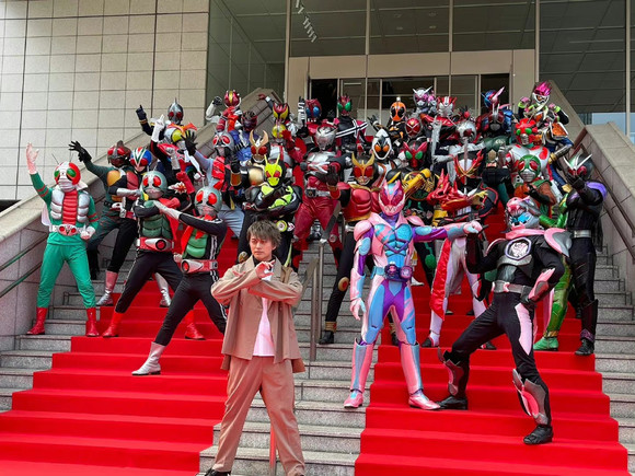 假面骑士50周年会展巴隆参加开幕活动1号完美致敬01崴脚