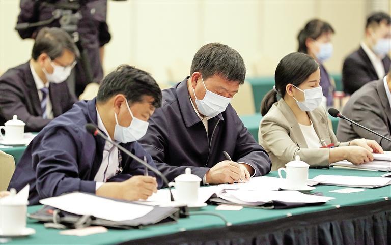 北京CBD这处“绿水青山”，居然是用塑料瓶做的美国要求中国签署的协议