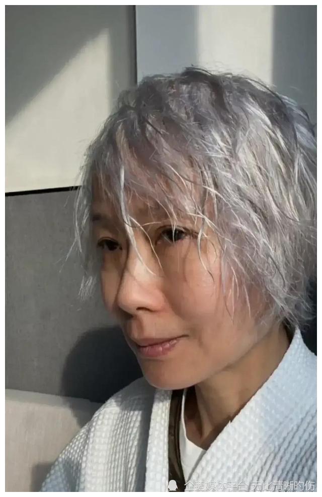 58岁的叶童满头白发,法令纹横生的脸颊下垂,像70多岁的老太太