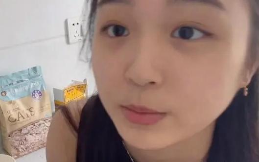 未來的賢妻良母朱易素顏出鏡做美食19歲花滑少女可以轉型了