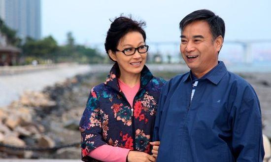 演员岳跃利与刘芳离婚10年后被女儿催婚二婚把平凡妻子宠成宝