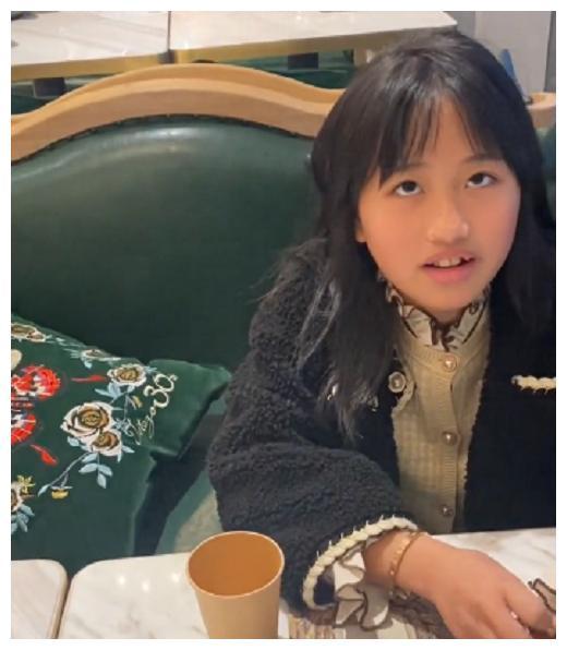 还记得变形计丽姐吗今被张迪宠成小公主手上镯子成亮点