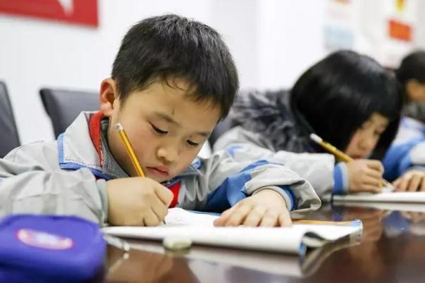 小学生入学年龄迎新规 6周岁入学将成为过去式 家长又忧又喜 腾讯新闻