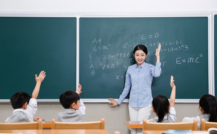 小学老师和初中老师相比，家长更尊重哪个学段的老师？