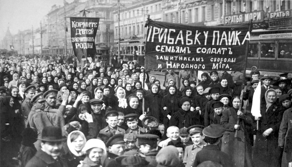 二月革命尼古拉二世不但遭到人民的唾弃,也失去了官僚,资本家甚至将军