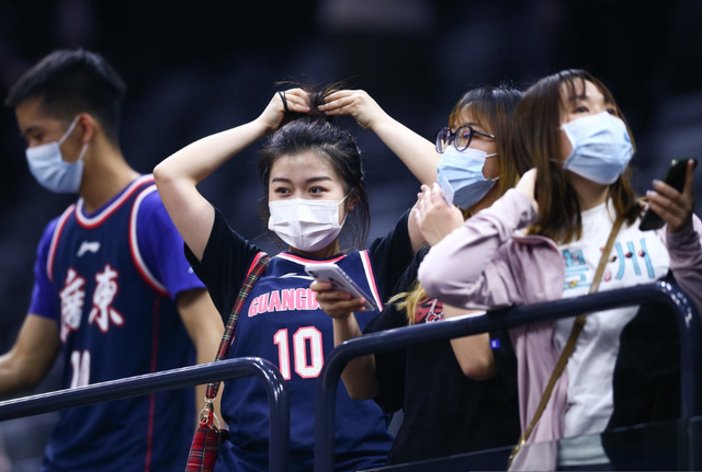 cba佛山赛区女球迷热辣奔放青春靓丽一点也不怕冷